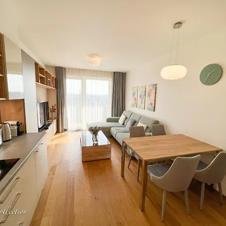 Incredible Luxury With Garage And Tram Station * براغ