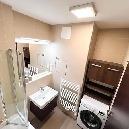 Incredible Luxury With Garage And Tram Station شقة براغ