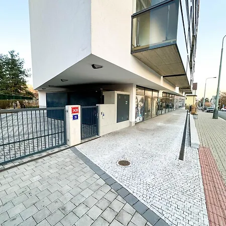 Incredible Luxury With Garage And Tram Station * براغ