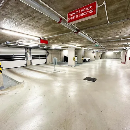 Incredible Luxury With Garage And Tram Station شقة براغ